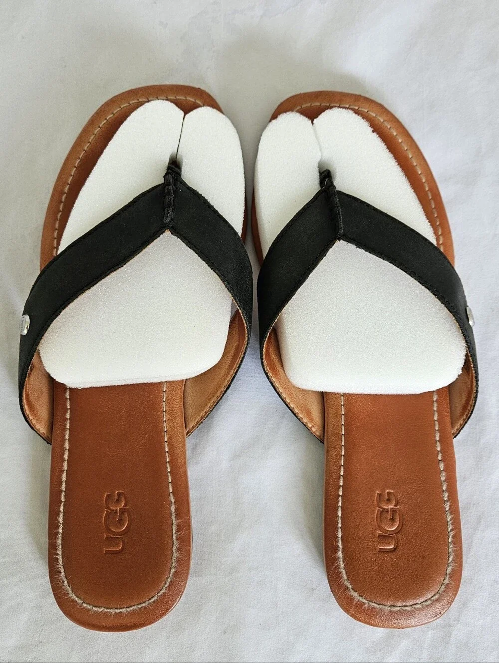 UGG Tuolumme Tan Footbed with Black Strap Leather Thong Sandals Size 7.5